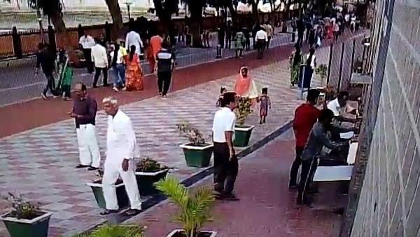 बच्ची को सबके सामने अपने साथ ले जाती दिखी