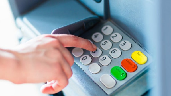 कुरियर ब्वॉय की गलती से आरोपी महिला के हाथ लगे चेक बुक और एटीएम