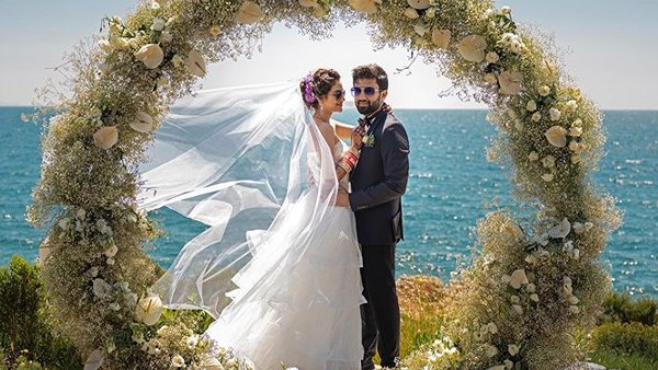 पहले हिंदू रीति से फिर क्रिश्चियन स्टाइल में दुल्हन बनीं नुसरत पहले हिंदू रीति से फिर क्रिश्चियन स्टाइल में दुल्हन बनीं नुसरत