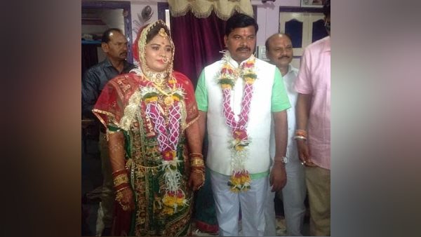 45 साल के नेता ने 27 साल की दुल्हन से ब्याह किया