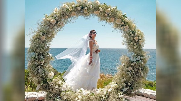 क्रिश्चियन ब्राइडल लुक में नजर आई नुसरत क्रिश्चियन ब्राइडल लुक में नजर आई नुसरत