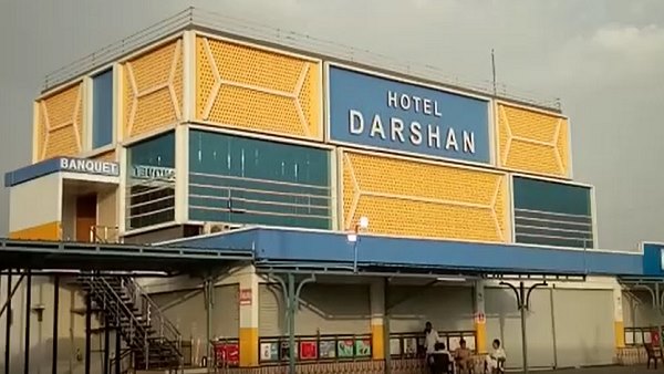 लोग होटल पर पहुंच गए और आक्रोश जताया लोग होटल पर पहुंच गए और आक्रोश जताया
