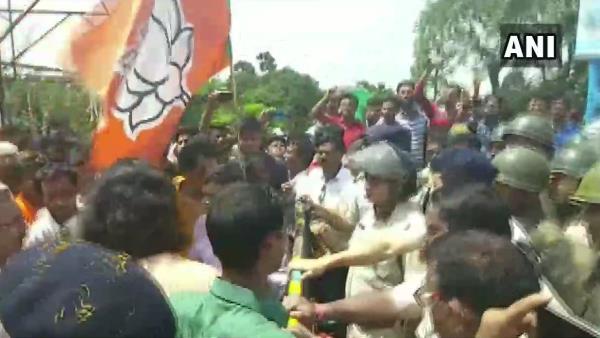 अपने पति को दम तोड़ते देखती रही- पद्मा