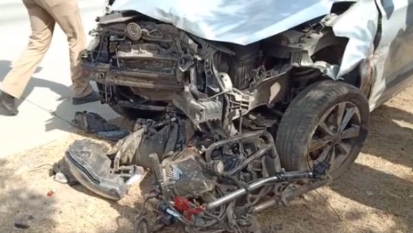 कार ने सड़क किनारे खड़े लोगों को रौंदा