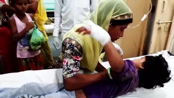 मां मजदूरी के लिए बाहर ​गई थी