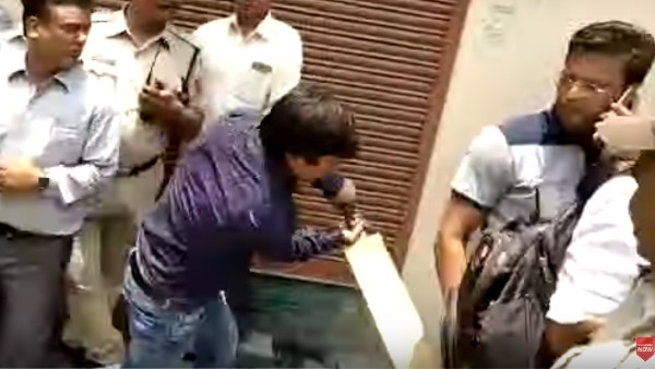बैट से अधिकारी को पीटा