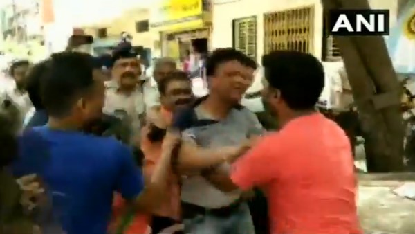 जर्जर मकान तोड़ने पहुंची थी निगम की टीम