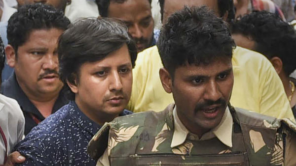 21 तमाशबीन कर्मचारी भी नप गए