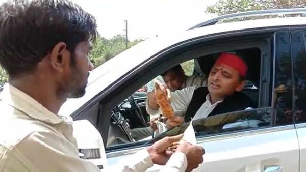 काफिला रुकने से हैरत में पड़े लोग