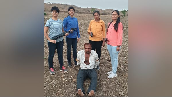 जांबाज महिलाओं को देखकर खुश हुईं छात्राएं