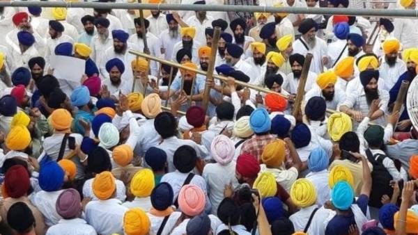 तलवारें लहरा कर खालिस्तान के समर्थन में की नारेबाजी तलवारें लहरा कर खालिस्तान के समर्थन में की नारेबाजी