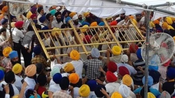 उग्र नौजवान ने रेलिंग तोड़ दी उग्र नौजवान ने रेलिंग तोड़ दी