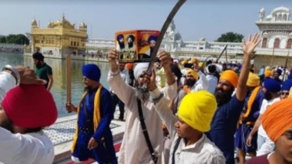 एसपी ने हाथ जोड़कर लोगों को मनाने की कोशिश की एसपी ने हाथ जोड़कर लोगों को मनाने की कोशिश की