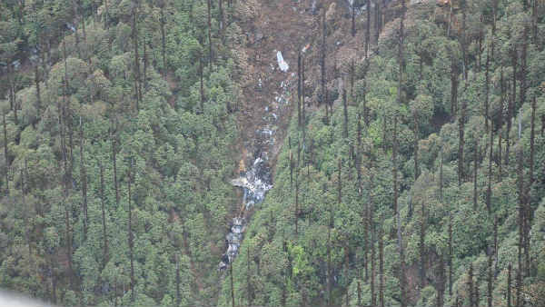 13 वायुसैनिकों के शव बरामद करने वाली टीम कर रही संघर्ष