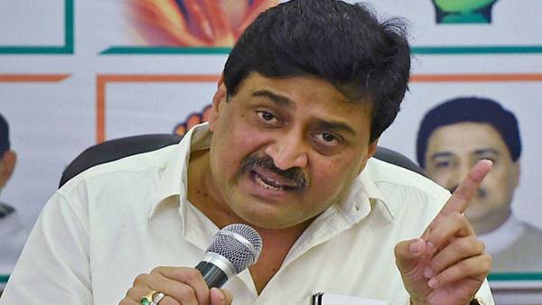 मुख्यमंत्री फडणवीस कांग्रेस विधायकों को कर रहे फोन मुख्यमंत्री फडणवीस कांग्रेस विधायकों को कर रहे फोन