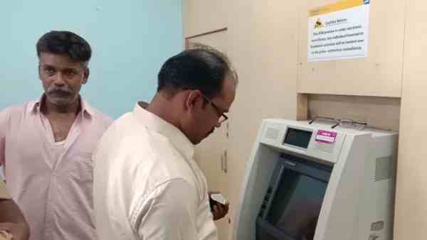 एटीएम कार्ड मशीन में लगाया