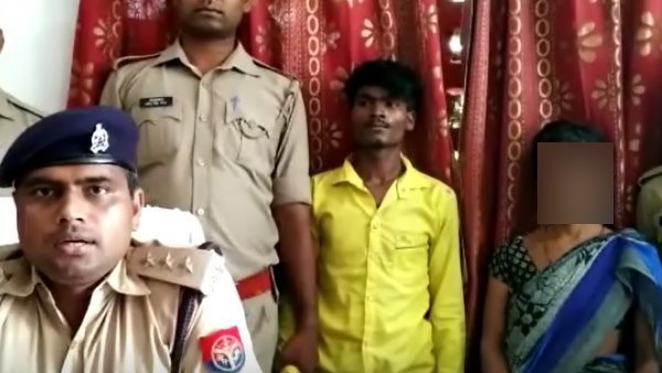 छोटी बहन ने प्रेमी से संबंध बनाते देख लिया था छोटी बहन ने प्रेमी से संबंध बनाते देख लिया था