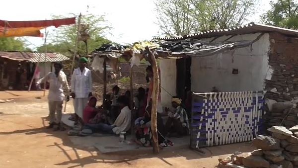 प्रशासनिक अधिकारी भी गांव पालड़ी पहुंचे