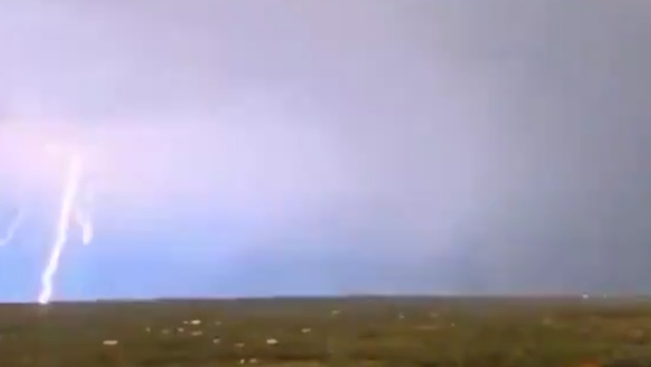 तूफान के बीच जानिए कैसे रिकॉर्ड किया गया बिजली कड़कड़ने का VIDEO