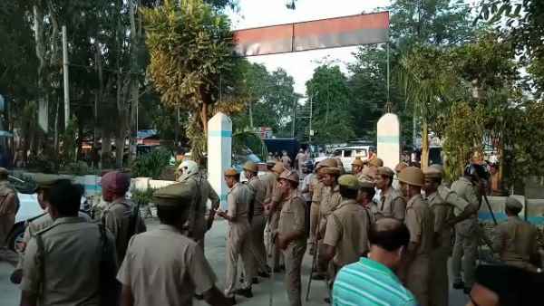 थाने में परिजनों की तोड़फोड़