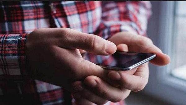 गंदे मैसेज भेजने और कभी भी कॉल करने का लगाया आरोप