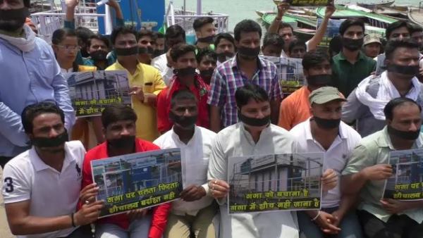 बायो टॉयलेट हटाए जाने तक जारी रहेगा विरोध
