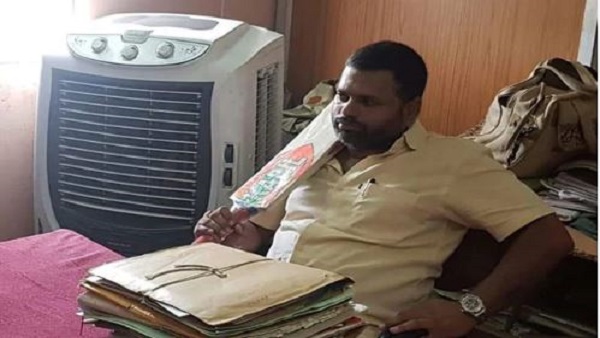 सरकारी अफसर को बल्ला लेकर पहुंचे धमकाने