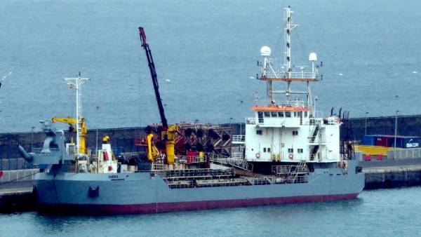 पानी में बहने लगा जहाज पानी में बहने लगा जहाज