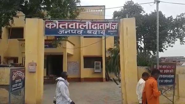 पीड़िता के घर पहुंचे आलाधिकारी पीड़िता के घर पहुंचे आलाधिकारी