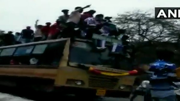 VIDEO: बस के उपर हुड़दंग मचा रहे थे छात्र, ब्रेक लगा तो गिरे