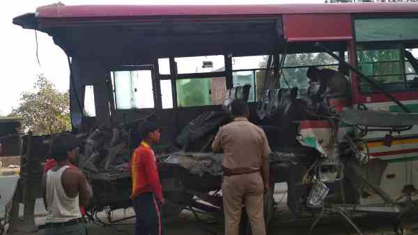 Three died in furious bus accident at lucknow kanpur highway