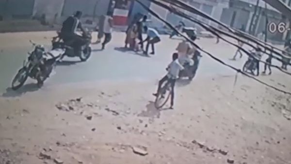 सावधानी से धीरे-धीरे सड़क पार कर रहा था परिवार सावधानी से धीरे-धीरे सड़क पार कर रहा था परिवार