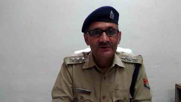cctv, goons snatch money from a man at gun point