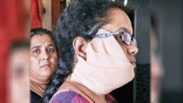 चेन्नई में पानी के लिए बहा खून- धारदार हथियार से महिला के गर्दन पर हमला चेन्नई में पानी के लिए बहा खून- धारदार हथियार से महिला के गर्दन पर हमला