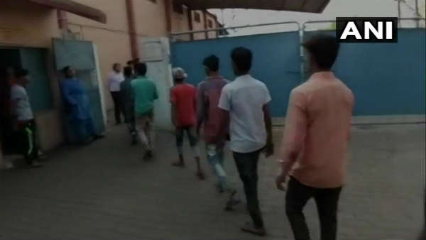 छत्तीसगढ़: रायपुर में बिस्किट फैक्ट्री से 26 बाल मजदूर रेस्क्यू, मालिक पर कानूनी कार्रवाई की तैयारी छत्तीसगढ़: रायपुर में बिस्किट फैक्ट्री से 26 बाल मजदूर रेस्क्यू, मालिक पर कानूनी कार्रवाई की तैयारी