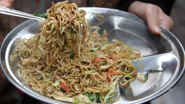 चाउमीन में सॉस डालकर खाया और फिर...