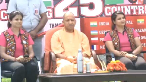 मुख्यमंत्री योगी आदित्यनाथ से मिलीं और सफर शुरू कर दिया