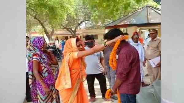 थाने में कराई दोनों की शादी थाने में कराई दोनों की शादी