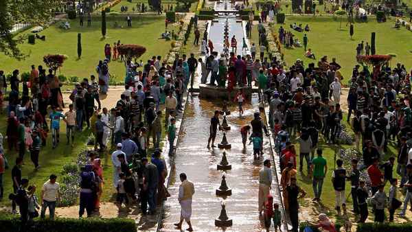 ...फिर भी तन्हाइयों का शिकार आदमी