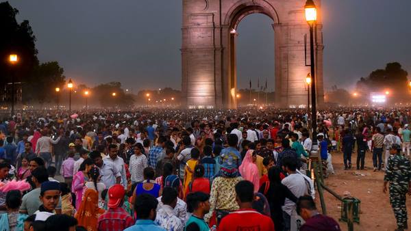 इतने बेखबर कि पड़ोस की खबर नहीं