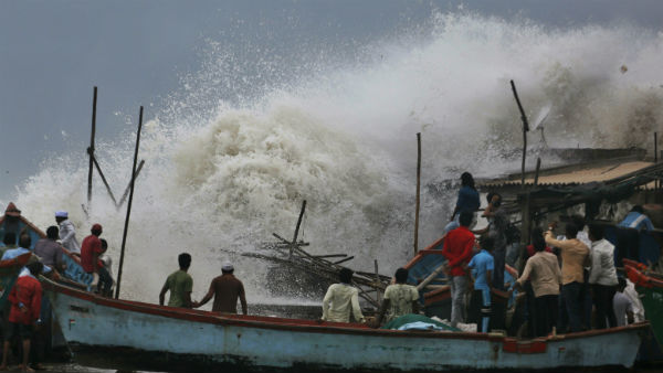 चक्रवात 'वायु' का खतरा टला नहीं 