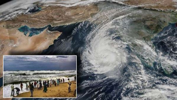 फिर, भाजपा ने केशुभाई को हटाकर मोदी को सौंपी सत्ता