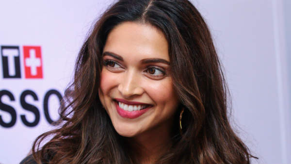 सुरक्षाकर्मी को दिखाया अपना आईडी कार्ड, फिर गईं अंदर