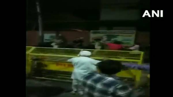 ऑटो ड्राइवर की पिटाई के बाद सड़क पर उतरी भीड़ ने किया प्रदर्शन