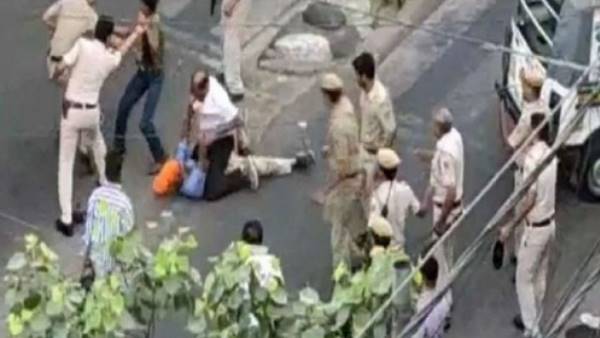 हिरासत में लेने के बाद थाने में सरबजीत और उसके बेटे की बेरहमी से पिटाई