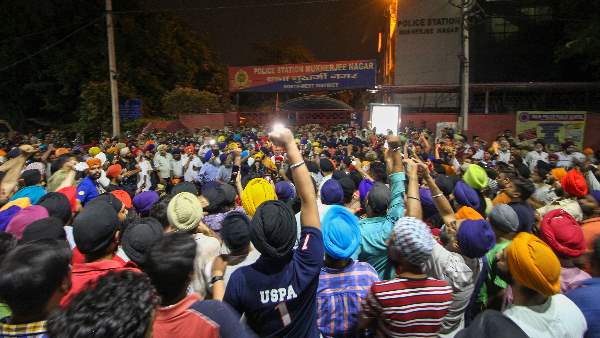 टैंपो ड्राइवर की पिटाई से गुस्से में लोग