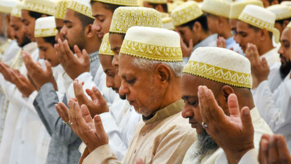 आप ईद के चांद की तरह जगमगाते रहें...