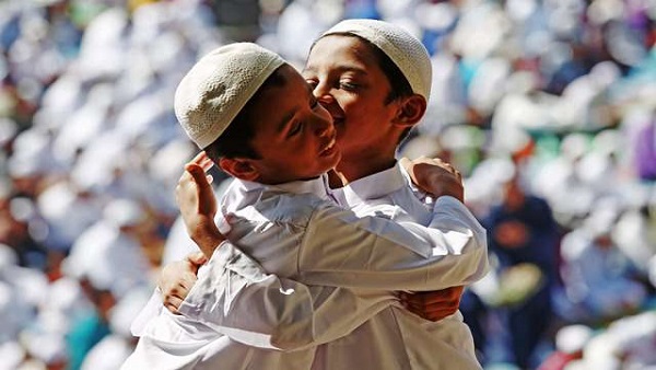  'ईद पर गले मिलना इस्लाम की नजर में अच्छा नहीं'