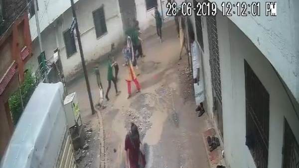 पोल को जैसे ही पकड़ा, बिजली ने युवती को चिपकाकर मार डाला