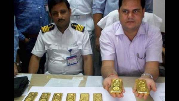 सोने के बिस्किट के साथ आया, पकड़ा गया